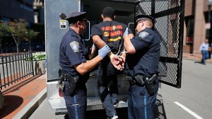 Vídeo: Policía de EE.UU. rompe el cristal de un coche y agrede al copiloto con pistola eléctrica