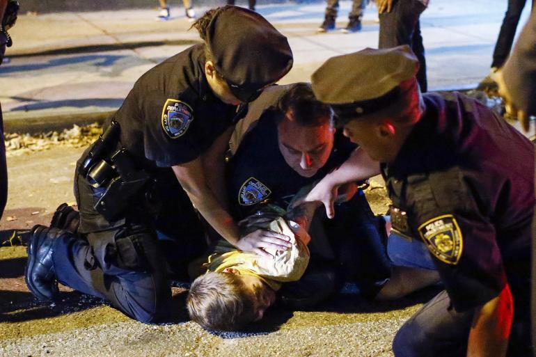 Vídeo: Policía de EE.UU. rompe el cristal de un coche y agrede al copiloto con pistola eléctrica