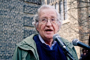 Noam Chomsky critica a Estados Unidos por apoyar a Israel y bloquear la creación del Estado palestino