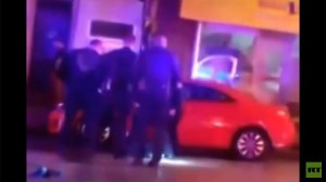 Video: Agentes agreden y detienen a una mujer que grabó una escena de violencia policial