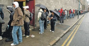 Pobreza y colas del hambre en España cada día son más grandes (Fotos)