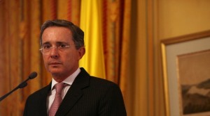 Capitán del Ejército colombiano afirma que Uribe dictaba órdenes para cometer asesinatos