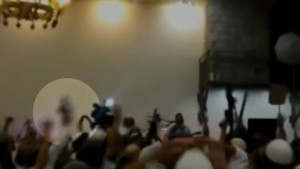 «Boda del odio»: Judios bailan en una celebración con foto de un bebé árabe asesinado (vídeo)