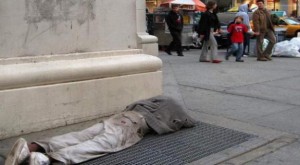 Nueva York: el número de familias viviendo en refugios alcanza un nuevo récord en abril