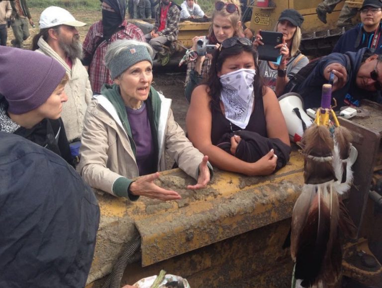 Protestas en contra de la construcción de una tubería sobre terrenos sagrados indígenas en North Dakota