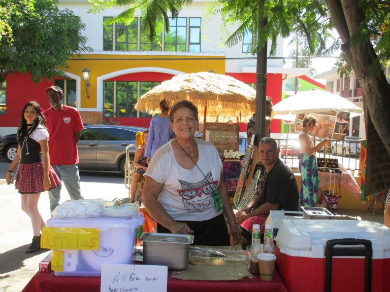 Entrevista a Doña Elsa la pastelera de Rincón, nos explica como hacer pastel tradicional puertorriqueño