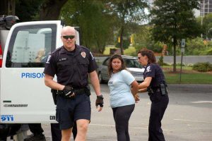 Qué hacer si agentes de ICE (“La Migra”) llegan a tu casa