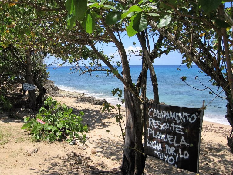 La controversia de Playuela en Aguadilla / The Playuela controversy in Aguadilla