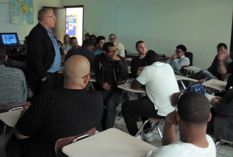 ¿Por qué hay más boricuas fuera que dentro de Borikén? / Why are more Boricuas out than in Borikén?