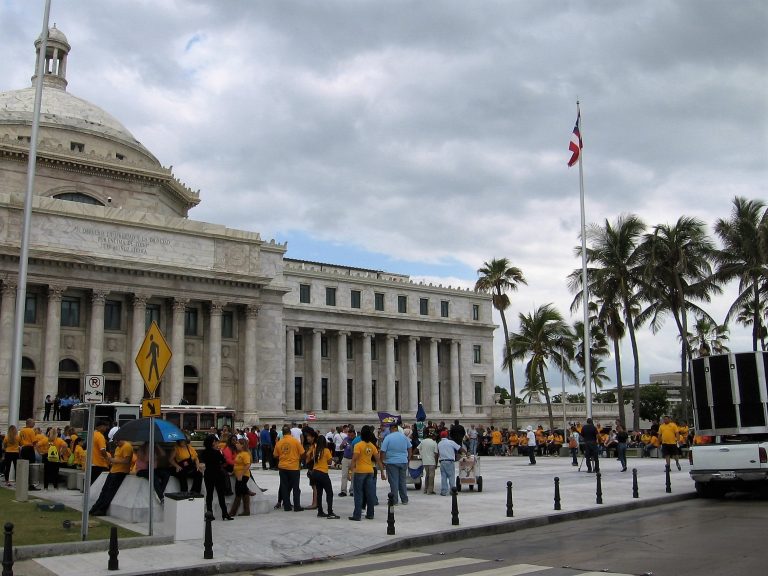 Sindicatos protestan reducción beneficios / Labor Unions protest benefit cuts
