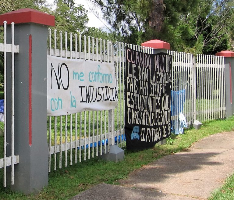 ¿Empuchar los portones abiertos? / Push the gates open?