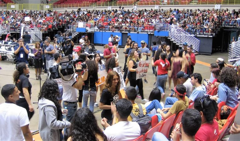 EEUU lucha para cuadrar caja / US fights to square cash register