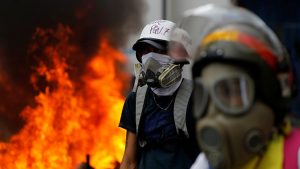 Opositores venezolanos degüellan a un hombre durante las protestas
