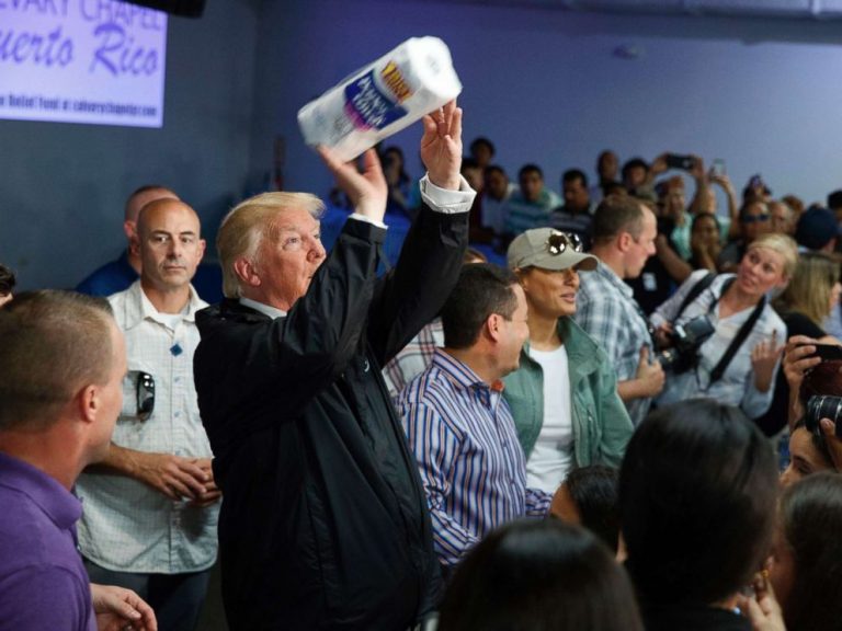 Trump hace el papel de Santa Claus en PR / Trump plays Santa Claus in PR