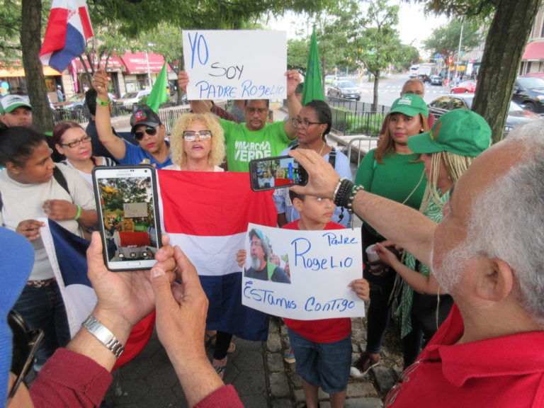 Demostración en Apoyo a Padre Rogelio Cruz y Loma Miranda