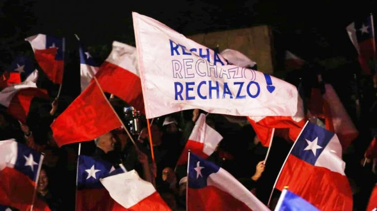 Chile rechaza una nueva y revolucionaria constitución, las sombras del pasado dictatorial se imponen