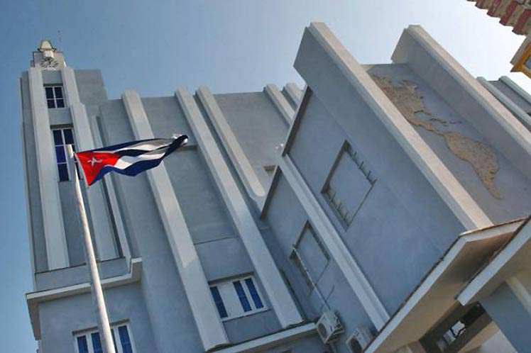 Empecemos por descolonizar “el saber”