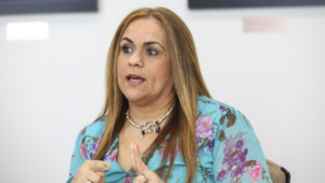 Por fin, hoy casi a las 4 de la tarde aparece Lcda. Jessika Padilla presidenta de la CEE…. escuche…