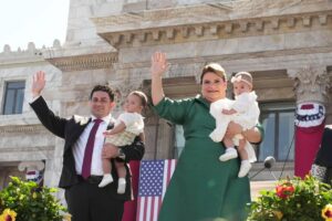 Gobernadora miente y saca a pasear a Dios…