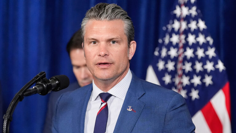 Hegseth: Trump habló en serio respecto a recuperar el petróleo «que nos fue robado»