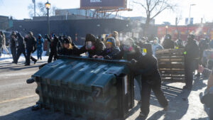 Manifestantes extienden sus barricadas y los comerciantes se preparan ante el caos en Mineápolis https://actualidad.rt.com/actualidad/583844-videos-manifestantes-extienden-barricadas-comerciantes-preparan-caos