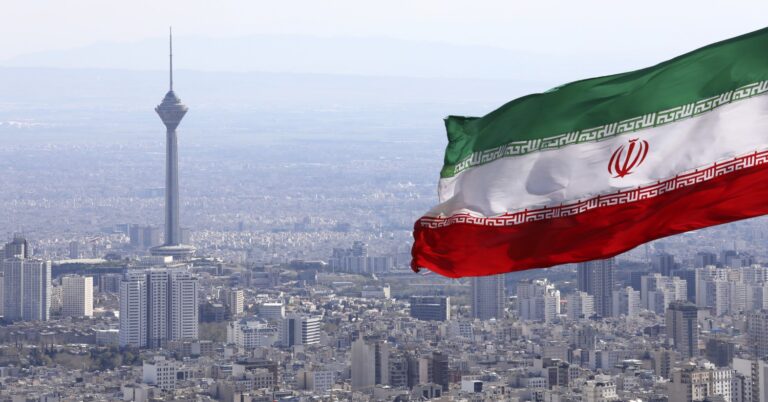 De cómo las sanciones estadounidenses y las amenazas externas han destruido la economía iraní