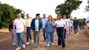 Gabriel Hernández, alcalde de Camuy, llega con un enjambre de empleados del Municipio y Leisladores…