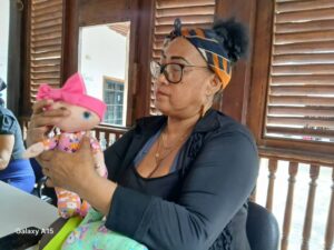 Retazos de consuelo: las manos de Yulia cosen esperanza para los niños del terremoto