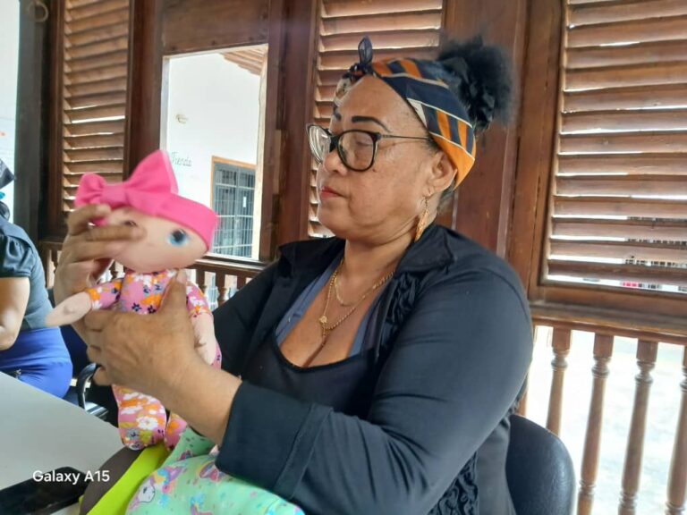 Retazos de consuelo: las manos de Yulia cosen esperanza para los niños del terremoto