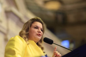 BOCHORNOSO: JENNIFFER GONZÁLEZ MANDA A BUSCAR LA FUERZA DE CHOQUE PARA QUE LA PROTEJAN…