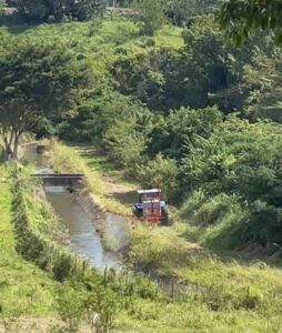 Aplican Herbicidas Altamente Tóxico en Canal de Riego del Sur por Parte de la AEE