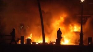 Jornada de protestas masivas en Francia termina en saqueos y enfrentamientos con la Fuerza Pública…