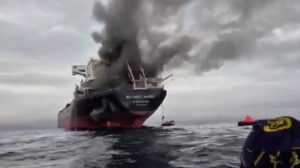 4 BUQUES IMPACTADOS EN ORMUZ: IRÁN ELEVA ALERTA DE GUERRA Y LOS F-14 REAPARECEN